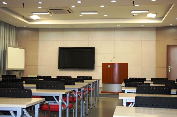 15中學隔音墻建成后，記者親自到現(xiàn)場體驗隔音效果